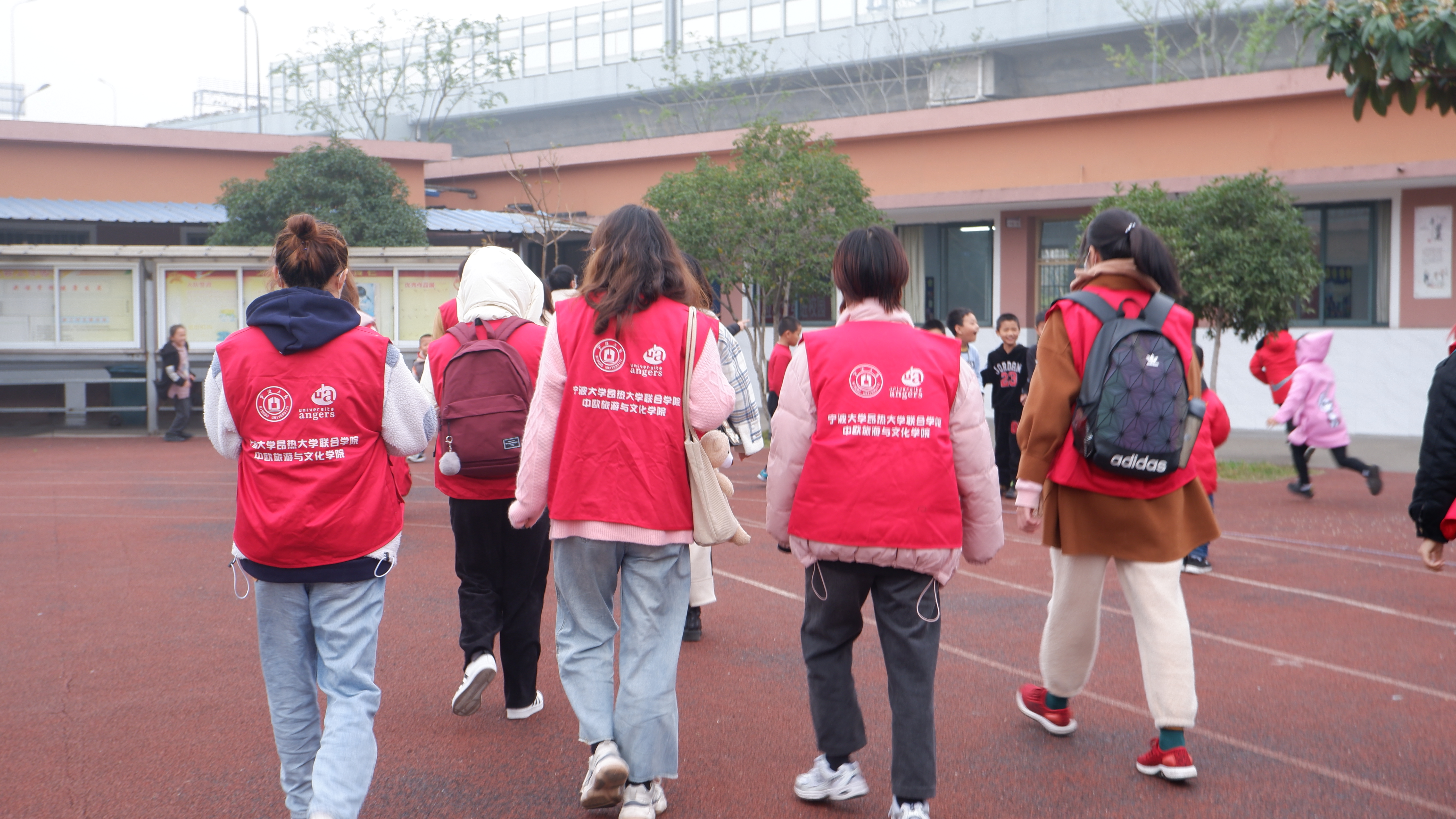 垃圾分类桶边值守宣传活动 垃圾分类桶边值守宣传活动